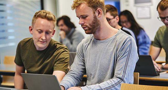 Studerende arbejder med AI og data